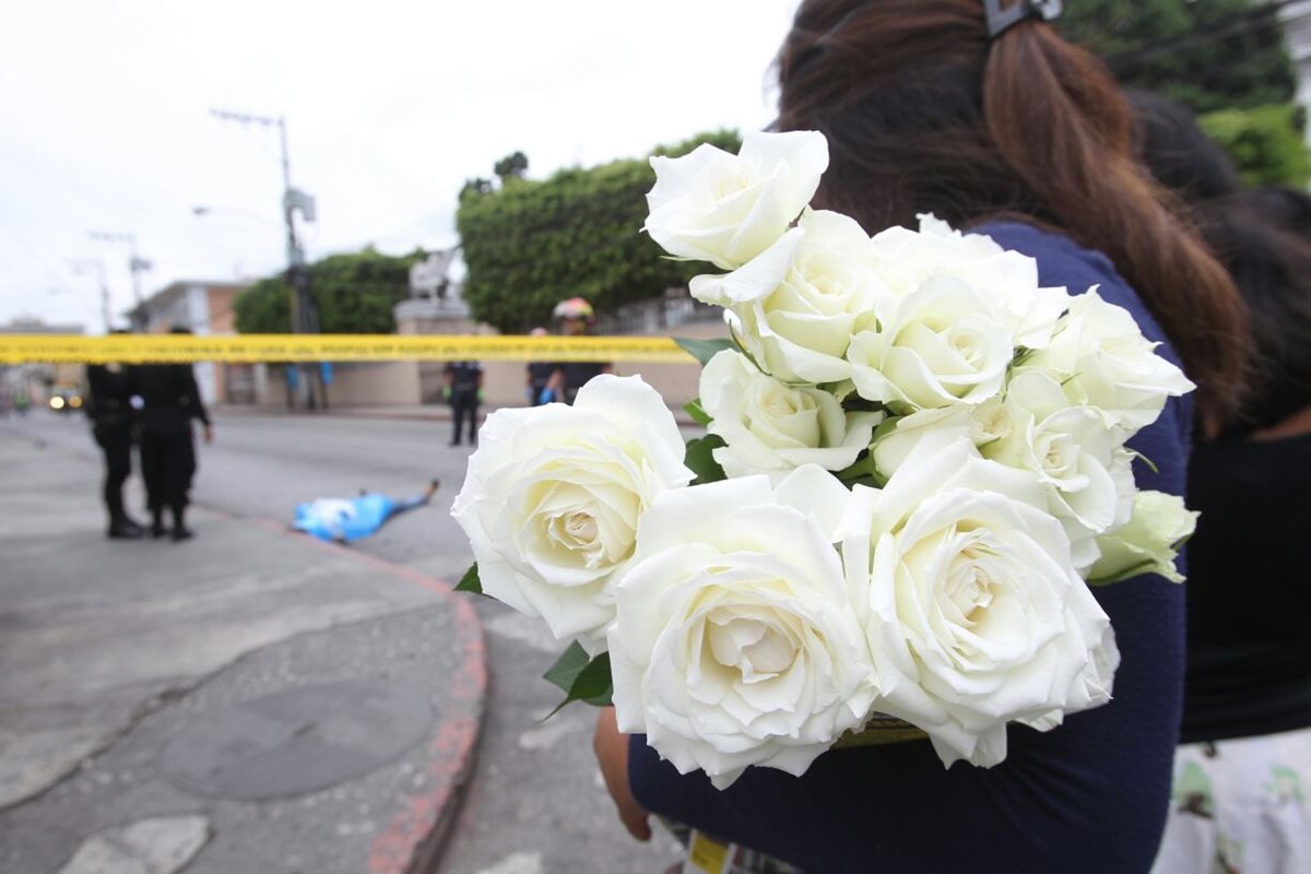 Fieles que asistían a la iglesia se sorprendieron por el hecho. (Foto Prensa Libre: Érick Ávila)