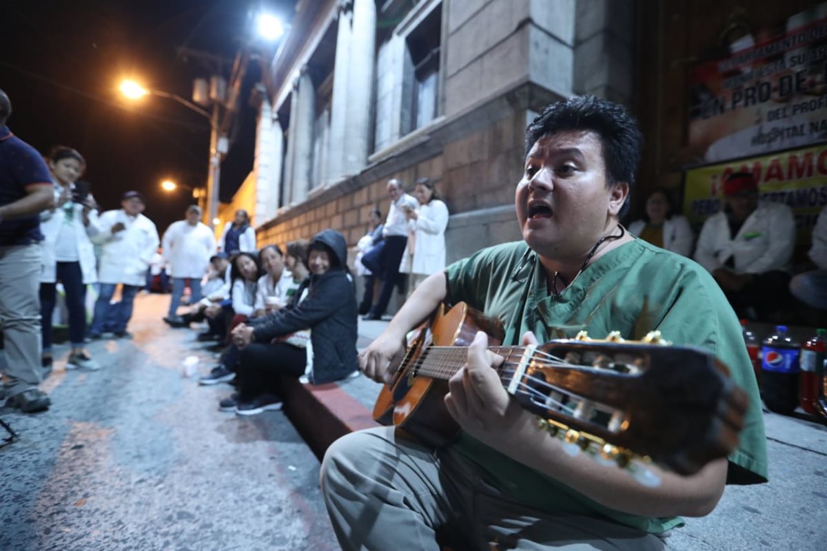 El grupo de médicos pasa su primera noche frente al Congreso. Ahí permanecerán hasta que se les asigne Q601 millones para aumento salarial. (Foto Prensa Libre: Esbin García)