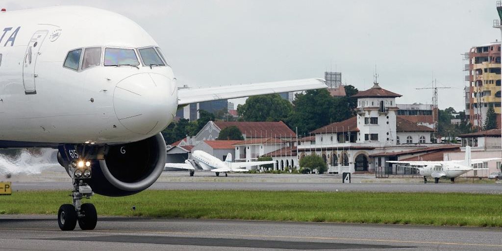 Precios en los boletos aéreos registran una baja. (Foto Prensa Libre: Hemeroteca PL)