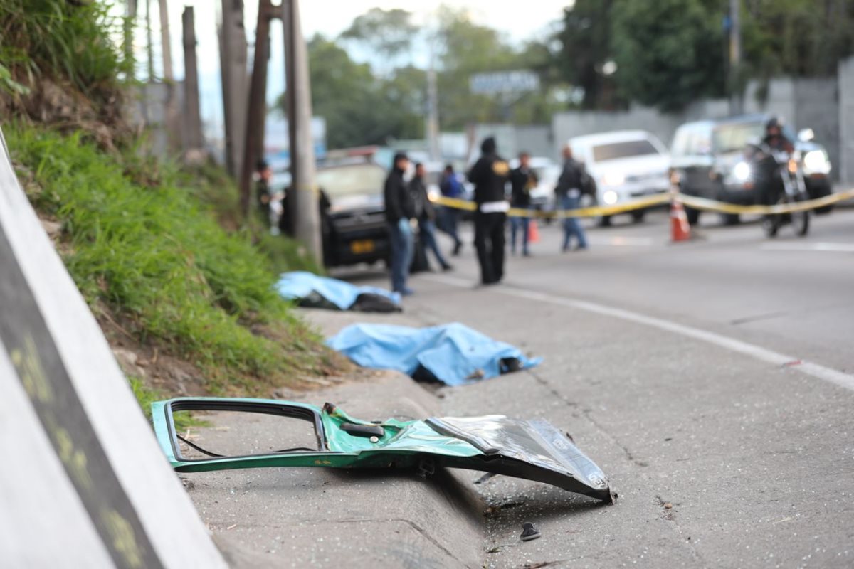 En el lugar del percance permanecen los cadáveres de las dos víctimas, en el km 10 de la ruta al Atlántico. (Foto Prensa Libre: Érick Ávila)