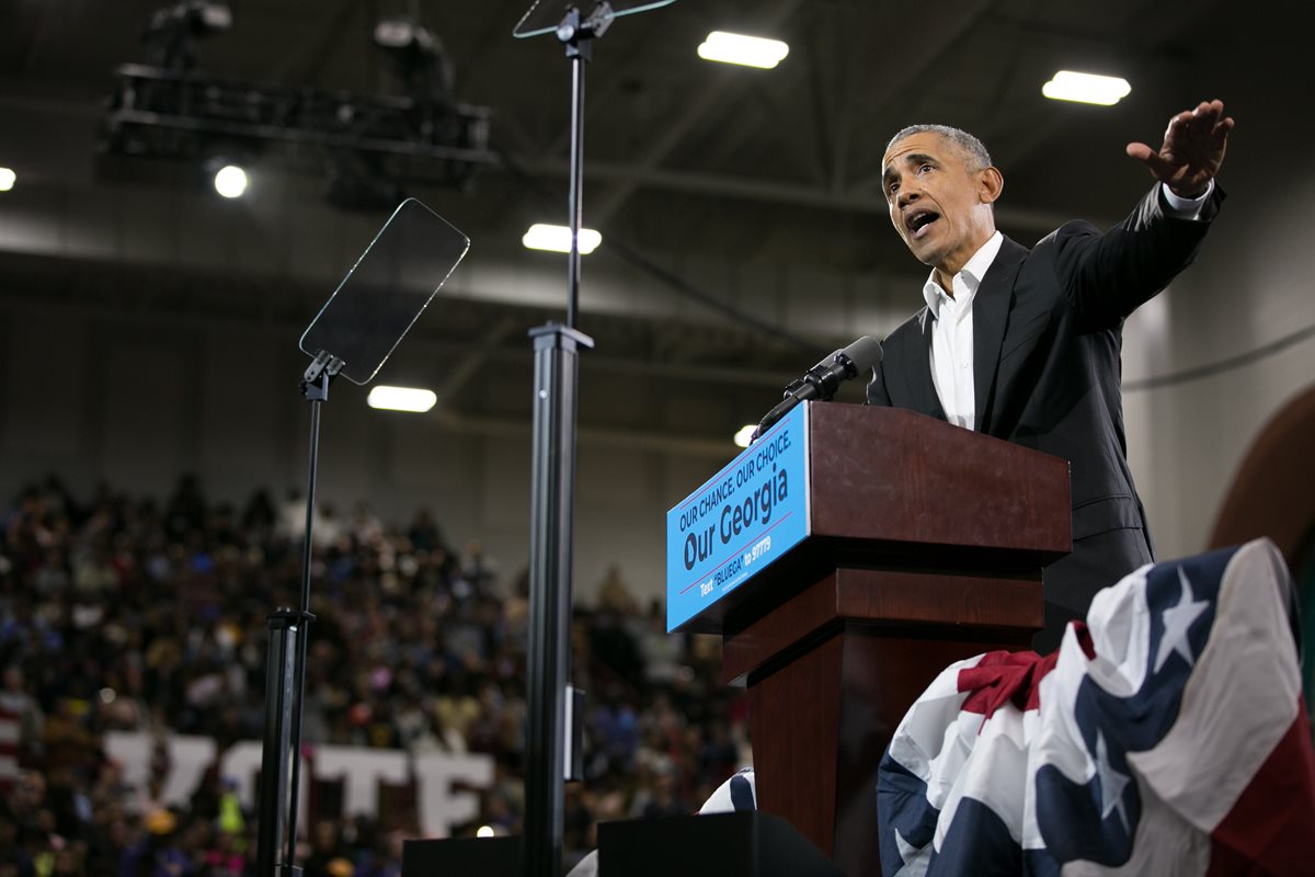 El expresidente Barack Obama criticó duramente las políticas antimigratorias de Donald Trump, horas antes de las elecciones legislativas. (Foto Prensa Libre: AFP)