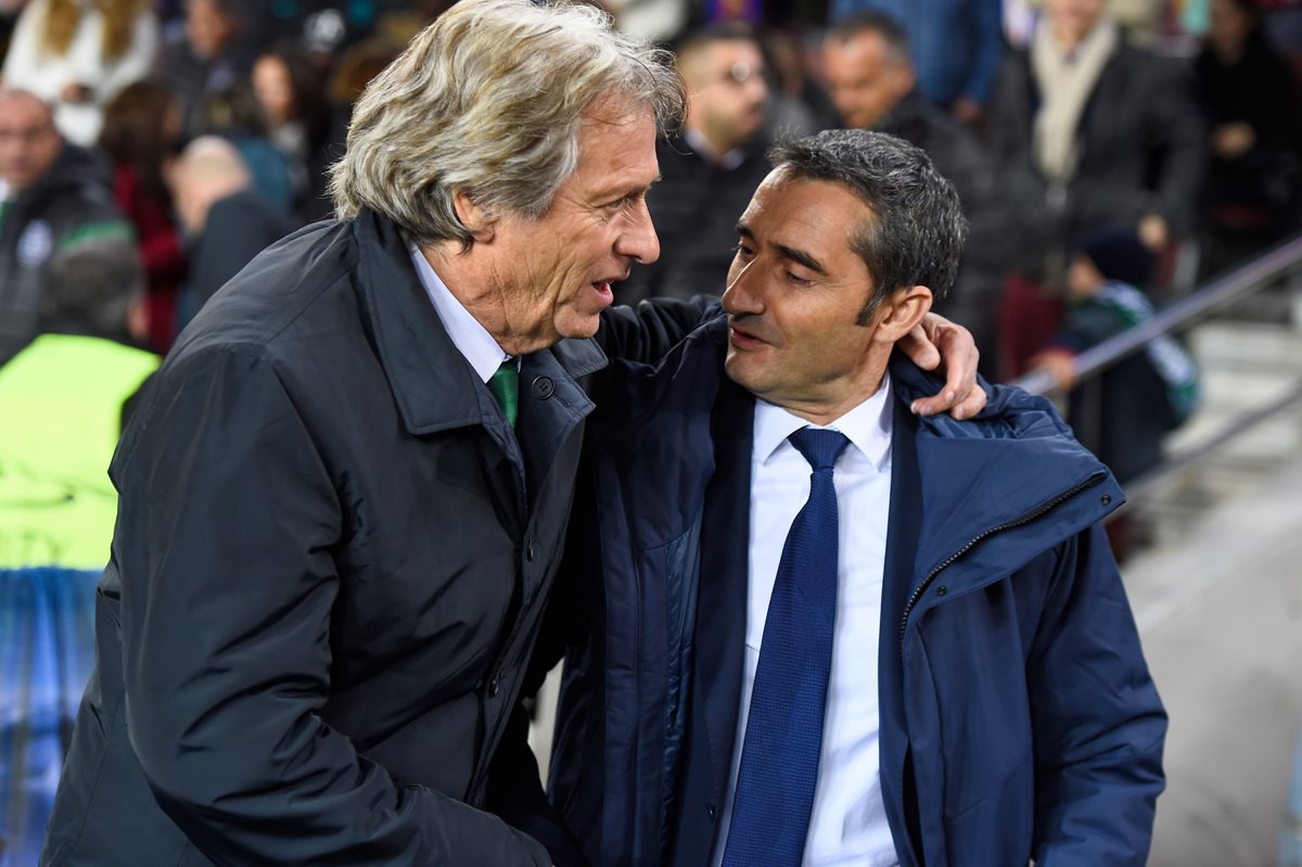 Los técnicos Ernesto Valverde del FC Barcelona y Jorge Jesus del Sporting, se saludan antes del juego.