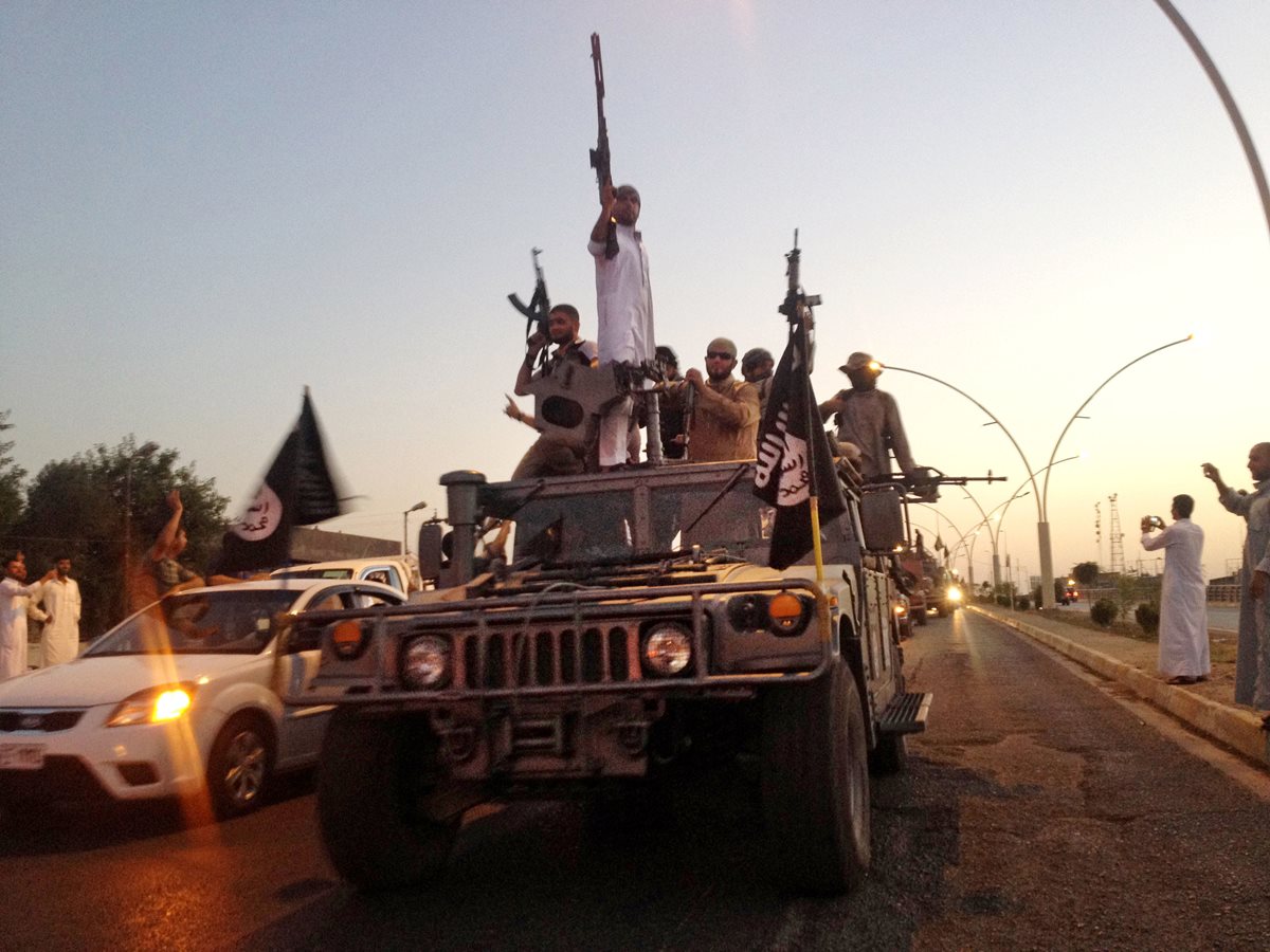 Combatientes del Estado Islámico en un vehículo blindado transitan por una carretera principal en la norteña ciudad de Mosul, Irak. (Foto Prensa Libre: AP).