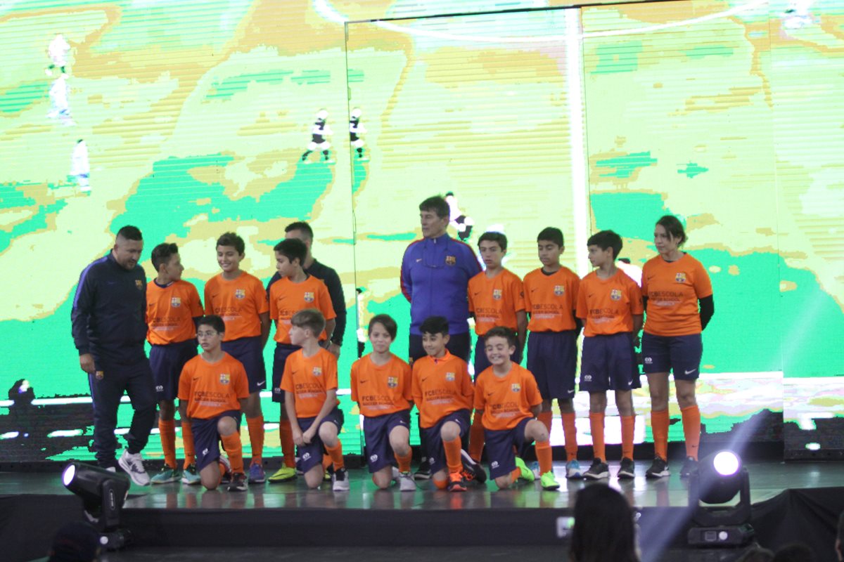 Alumnos de la FCBEscola Guatemala estuvieron presentes en la inauguración. (Foto Prensa Libre: Jesús Cuque)