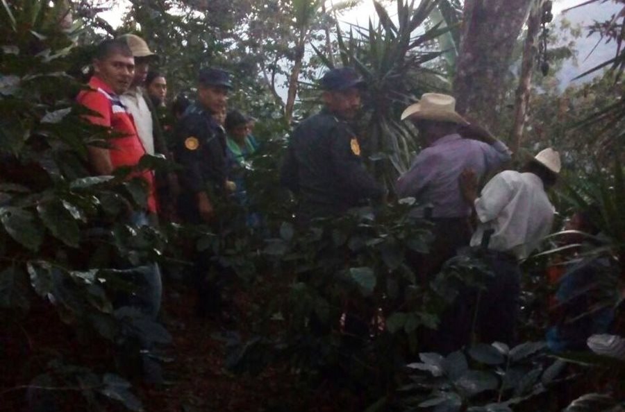 Angela Santiago Hernández habría sido abusada por tres hombres, quienes le causaron la muerte. (Foto Prensa Libre: Mario Morales)