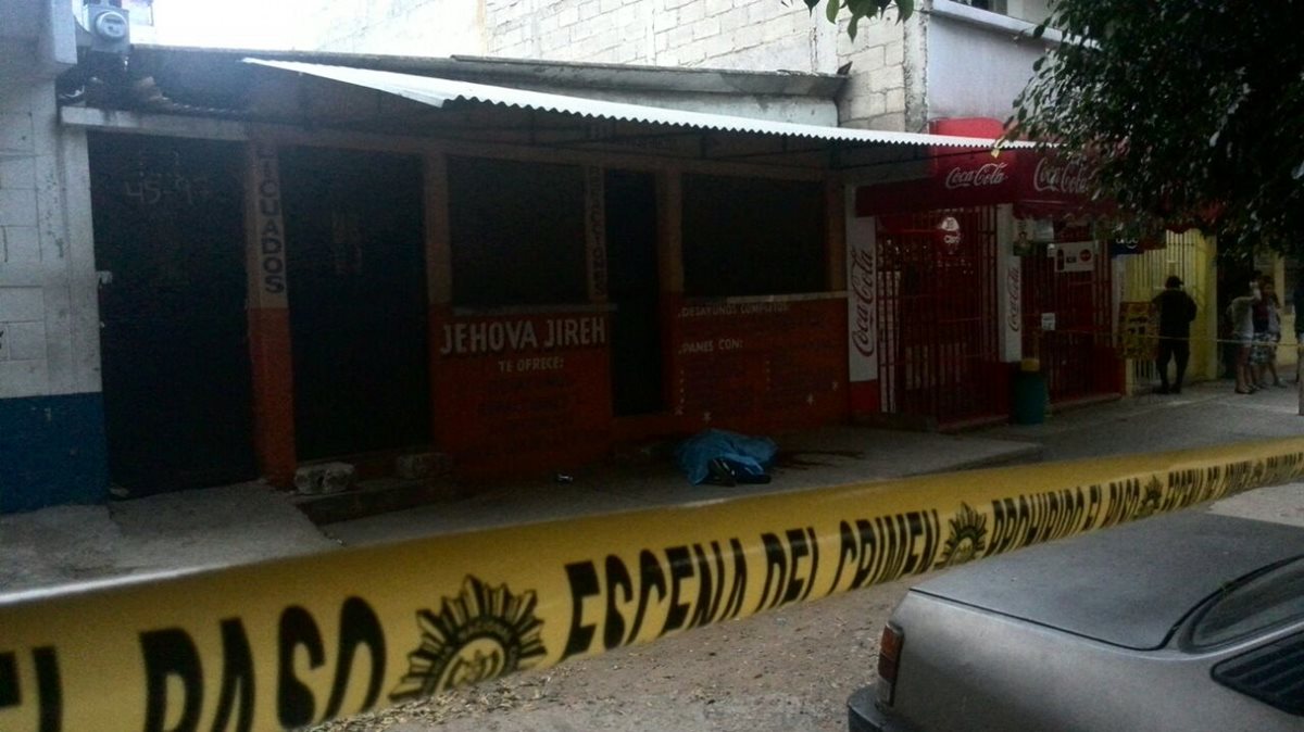 El cuerpo de Salvador Yoc quedó en el ingreso a un comercio donde ingería bebidas alcohólicas la noche anterior. (Foto Prensa Libre: Estuardo Paredes)