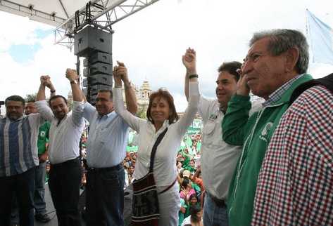 Torres levanta las manos junto a  líderes de la UNE-Gana.