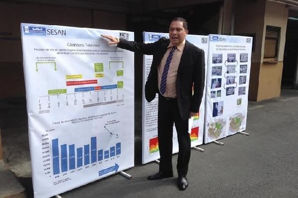 El jefe de la Sesán muestra unos gráficos en el parqueo del Congreso, al abandonar la reunión.