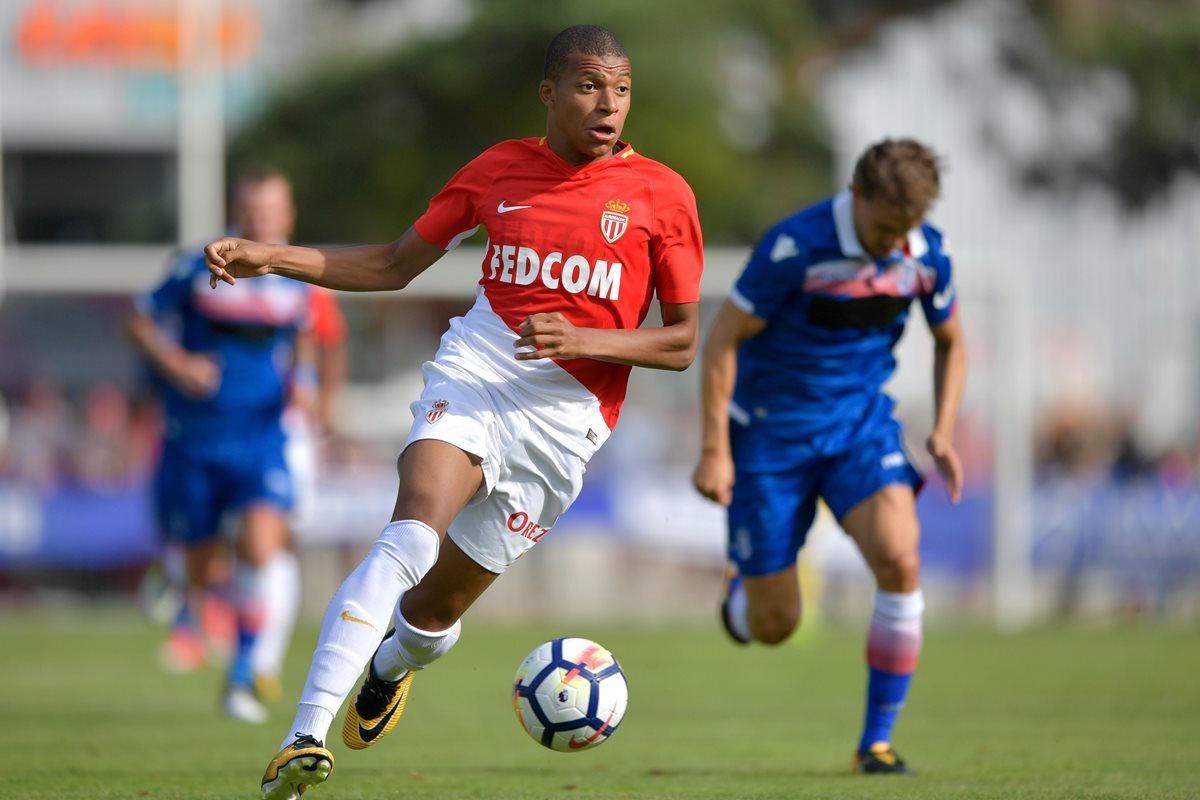 Kylian Mbappe es uno de los jugadores que está en la mira del Real Madrid para la temporada 2017-2018. (Foto Prensa Libre: AFP)