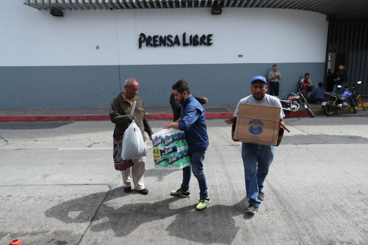 Personas llegan a Prensa Libre para entregar víveres que ayuden a las víctimas de la tragedia del Volcán de Fuego (Foto Prensa Libre: Esbin García).