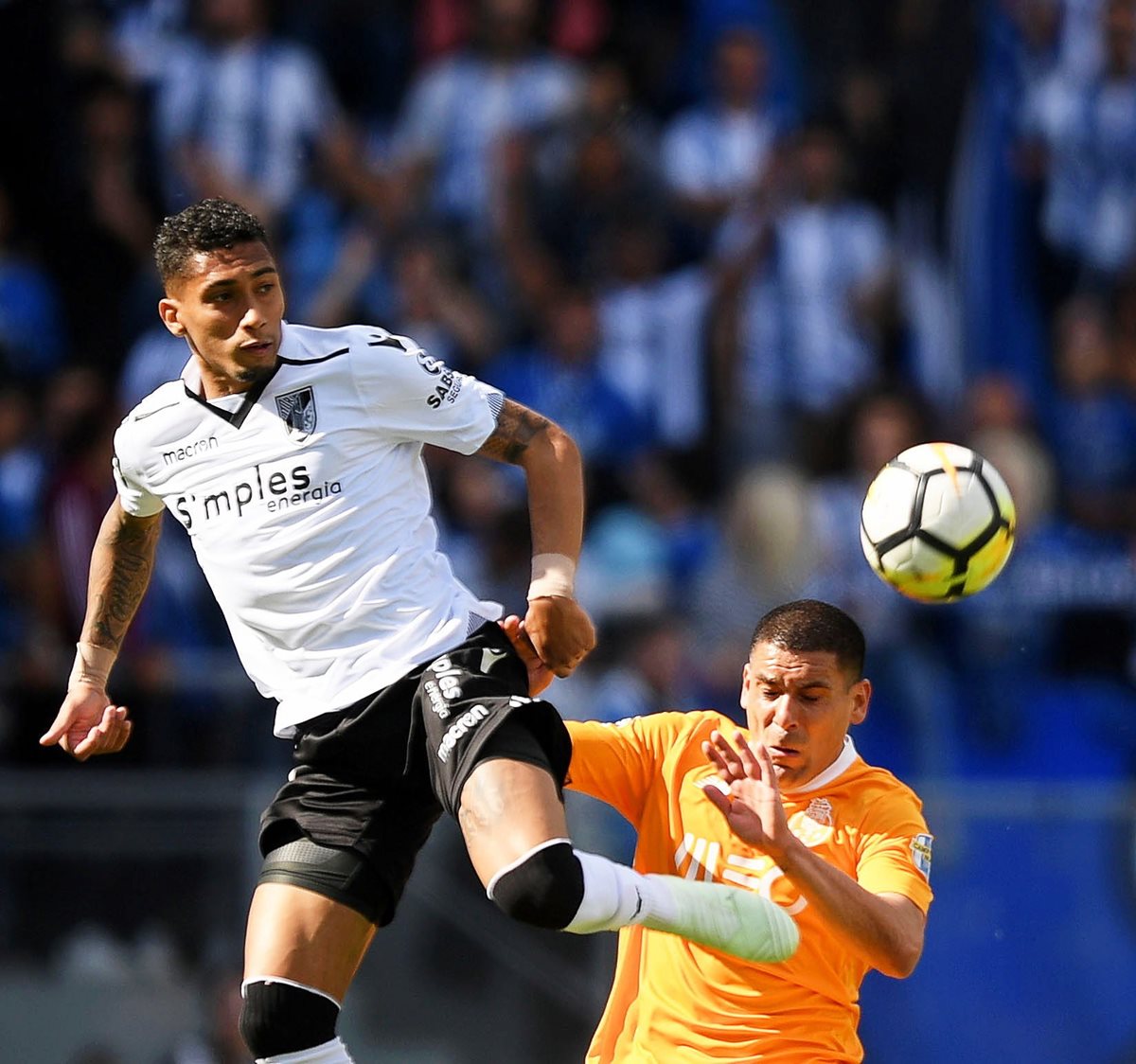 Guimaraes (Portugal), 12/05/2018.- Vitoria Guimaraes' Raphinha (L) in action against FC Porto's Maxi Pereira (R) during the Portuguese First League soccer match between Vitoria Guimaraes and FC Porto at D. Afonso Henriques Stadium in Guimaraes, northern Portugal, 12 May 2018. EFE/EPA/HUGO DELGADO