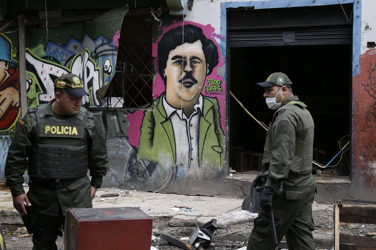 Oficiales de la Policía de Colombia inspeccionan la zona conocida como el "Bronx" en el centro de Bogotá. (Foto Prensa Libre: AP).