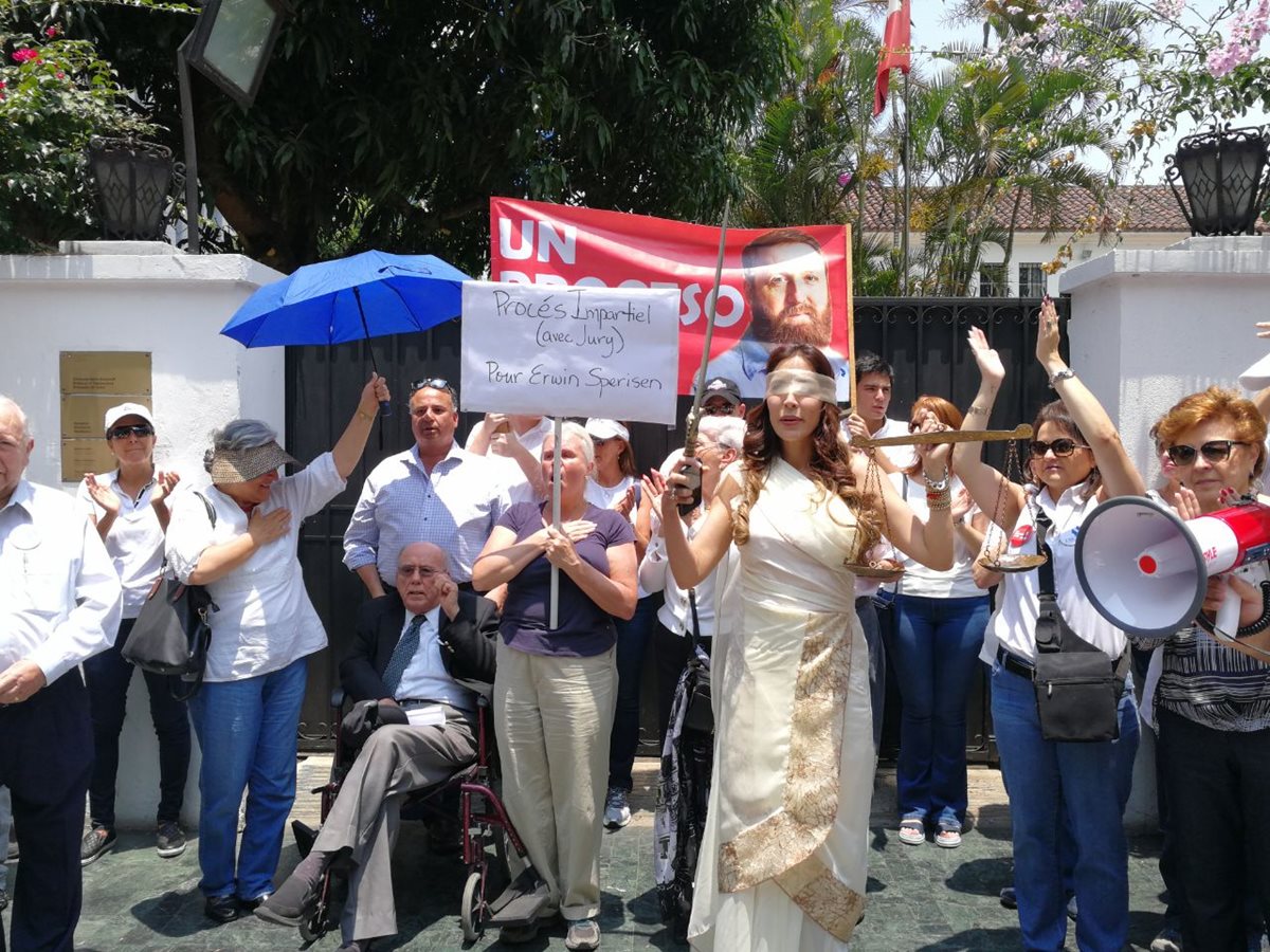 Personas protestan frente a la Embajada de Suiza a favor de Erwin Sperisen. (Foto Prensa Libre: Óscar Rivas)