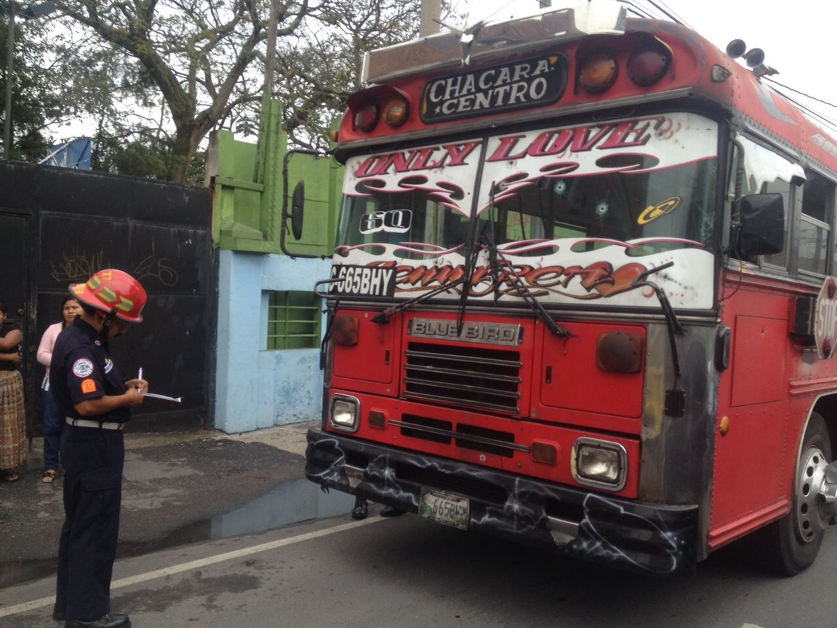 Los locales cerraron luego del ataque armado, al lugar llegaron los Bomberos Voluntarios. (Foto Prensa Libre: Erik Ávila)