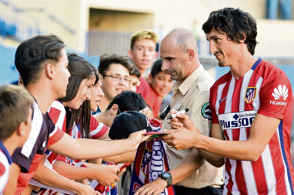 Atletico de Madrid presentó al defensor Stefan Savic, la llegada del montenegrino ha causado mucho furor en la afición colchonera. (foto Prensa Libre: AFP)