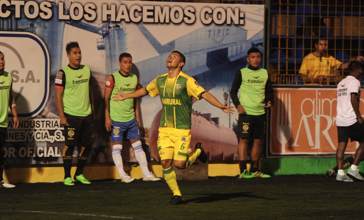 Deportivo Petapa vuelve a sonreír, Carlos Mejía anotó primer gol de la noche en el estadio Julio Armando Cóbar. (Foto Prensa Libre: Edwin Fajardo)