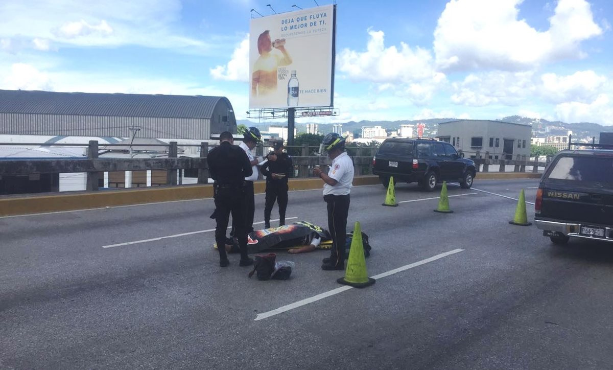 La mujer quedó entre los carriles del puente en dirección al Obelisco. (Foto Prensa Libre: Bomberos Voluntarios)