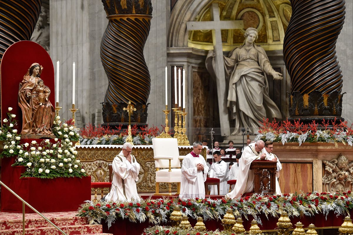 El papa Francisco (segundo derecha) reza mientras celebra la misa la víspera de Navidad.(AFP).