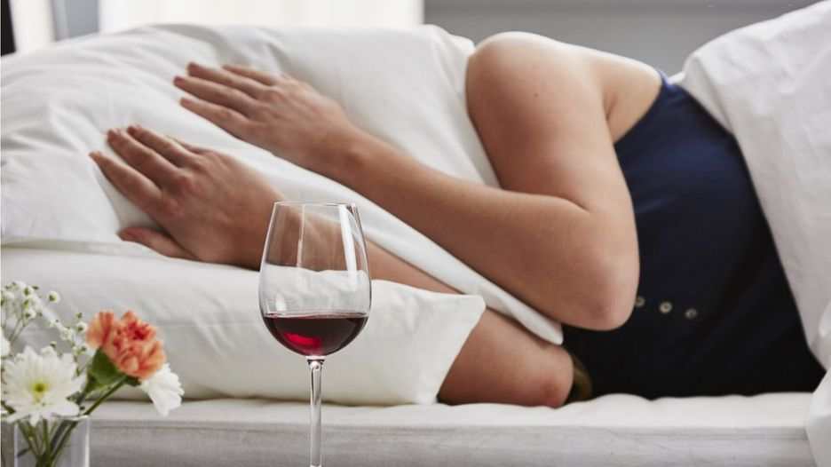 En general, los licores más oscuros, como el brandy, el vino tinto, el ron o el whisky, tienen una mayor concentración de congéneres que los más claros, como la ginebra o el vodka. (Onzeg / Getty).