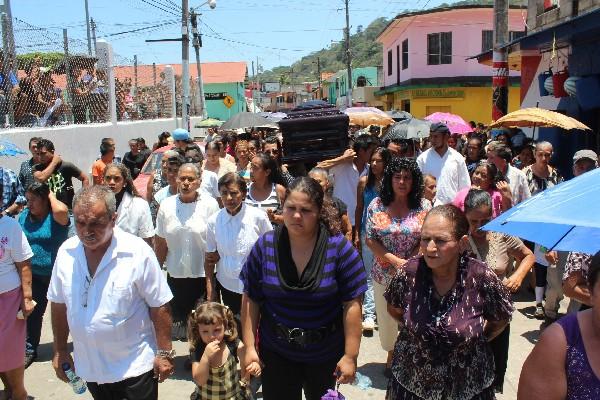 Vecinos y familiares  acompañan el cortejo del chef Humberto Domínguez.