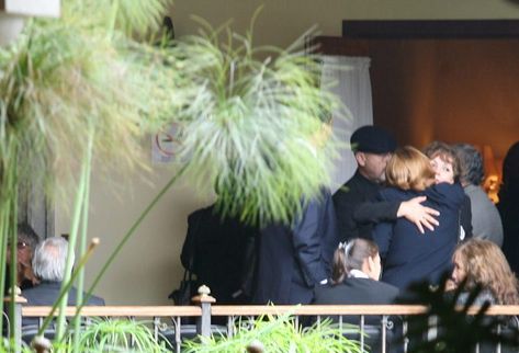 Amigos y familiares acuden a funeral de padre de Ricardo Arjona, en cementerio Las Flores. (Fotografía Prensa Libre: Daniel Herrera)