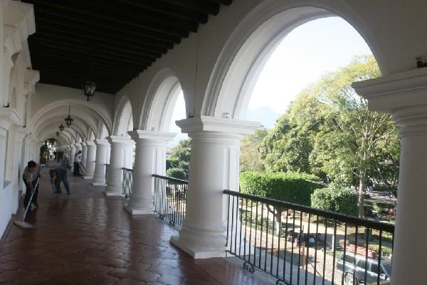 Trabajadores limpian el pasillo del Palacio  de los Capitanes Generales, en Antigua Guatemala, Sacatepéquez.