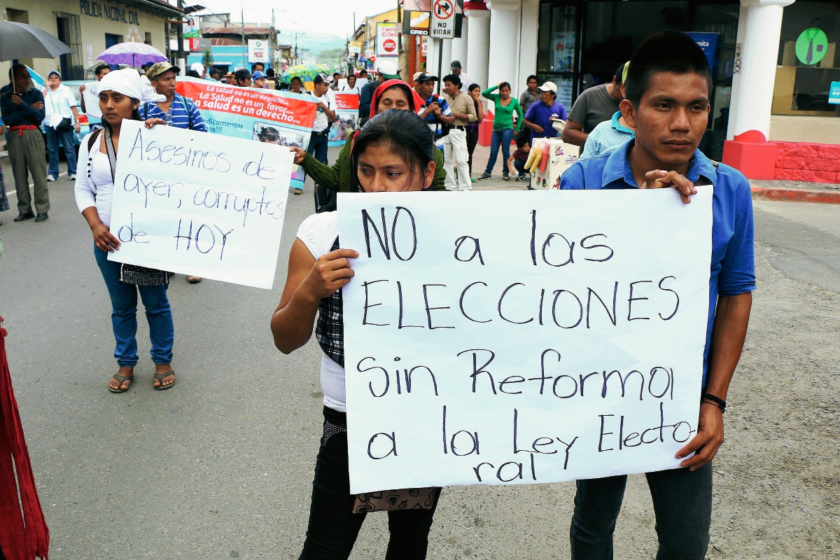 Pobladores manifiestan en Cobán contra la corrupción y piden que se reforme la Ley Electoral y de Partidos Políticos. (Foto Prensa Libre: Eduardo Sam Chun)