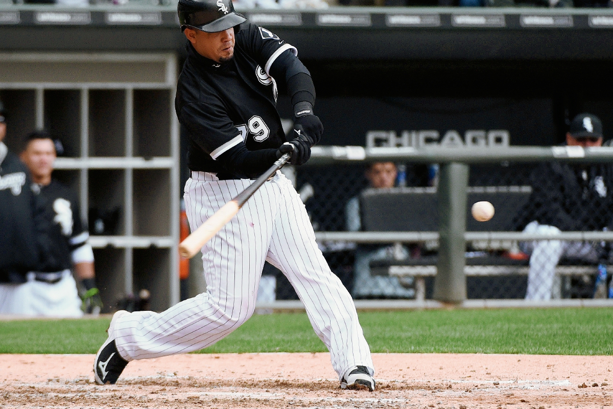 José Abreu batea un jonrón solitario en el juego ante los Indios. (Foto Prensa Libre: AFP).