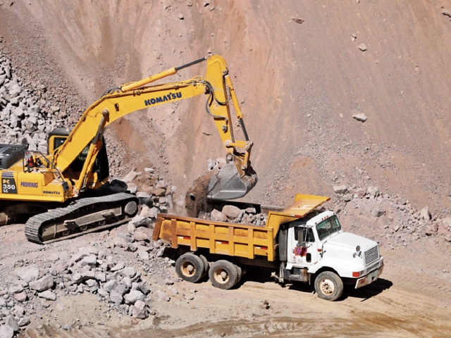 Por medio de un barreno mecánico hidráulico se hacen agujeros para colocar explosivos industriales, con el objetivo de fracturar la piedra. El material se carga en camiones subcontratados de Agreca, que llevan el material a la fábrica.