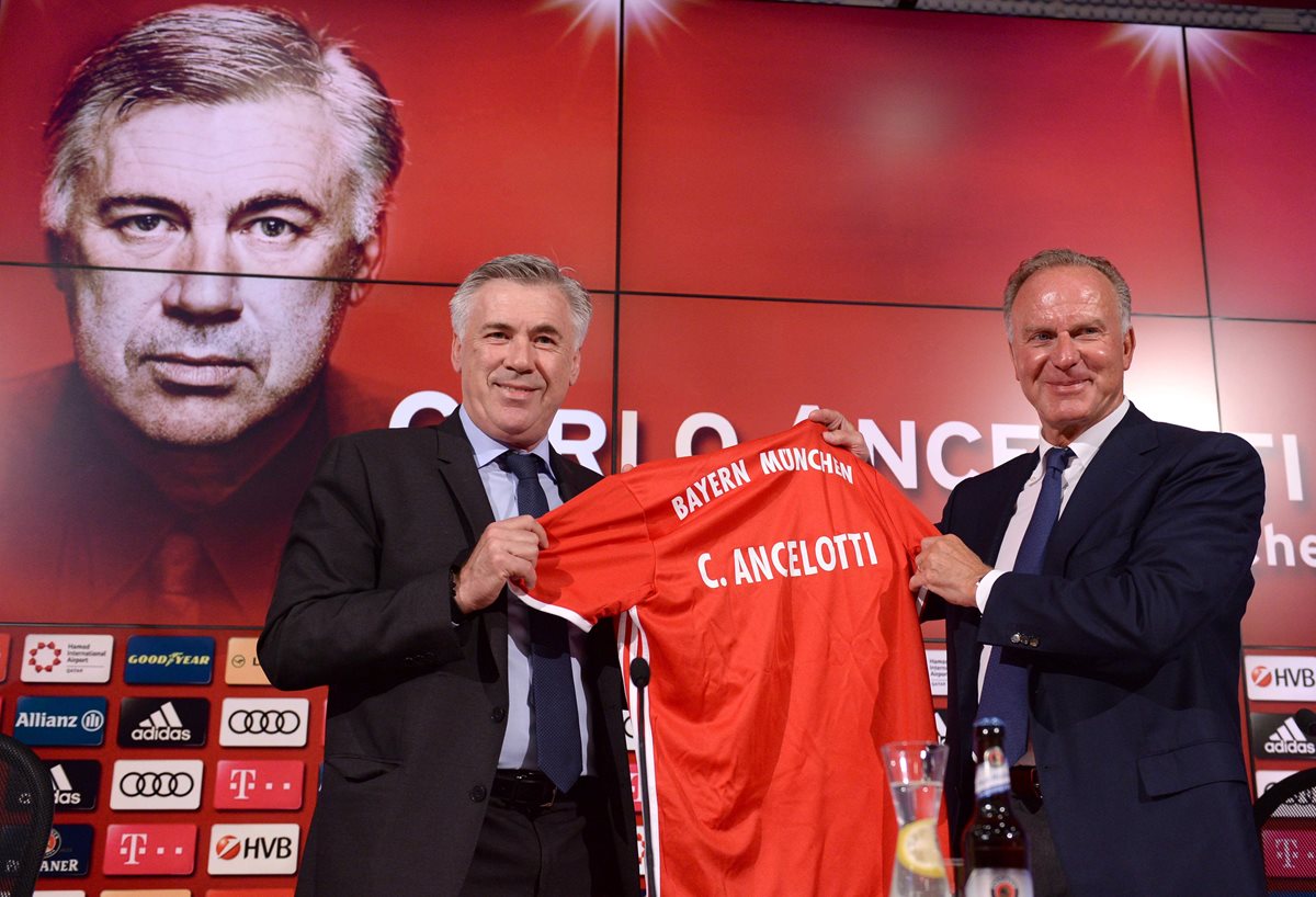 El técnico italiano Carlo Ancelotti es presentado como técnico del Bayern Munich por el director deportivo Karl-Heinz Rummenigge. (Foto Prensa Libre: AFP)