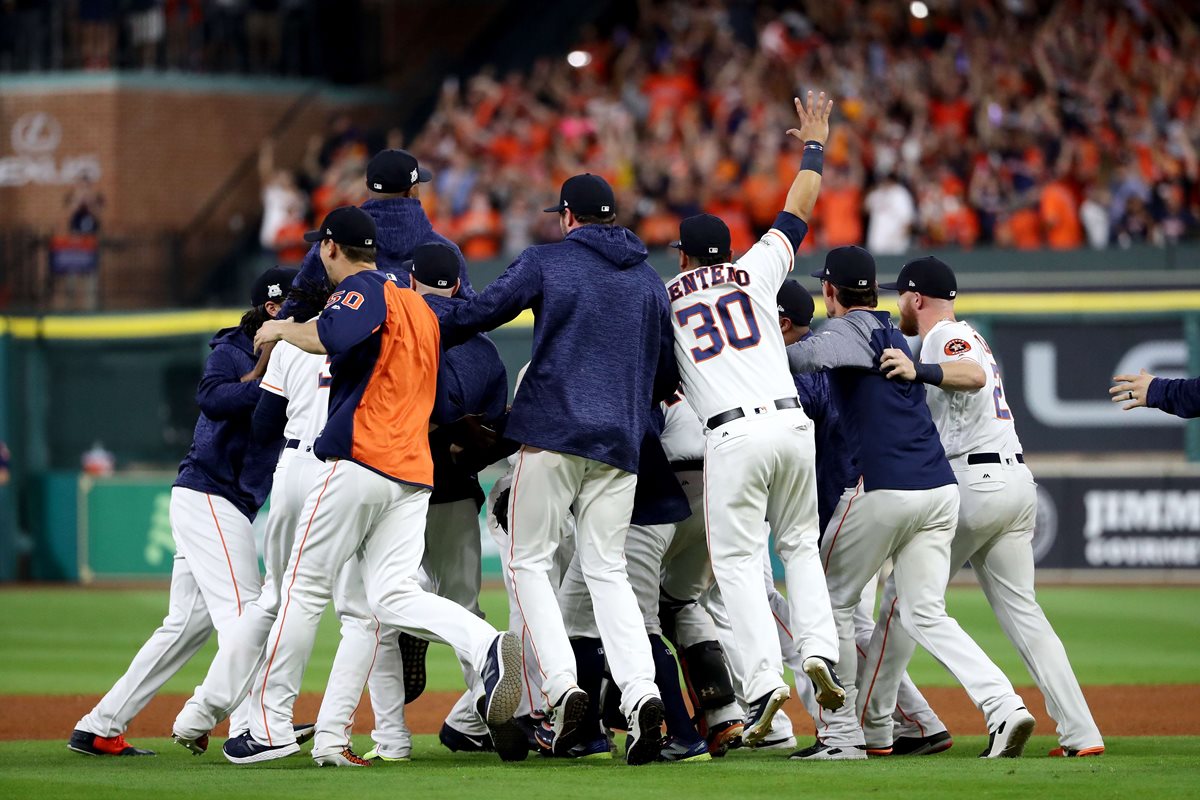 Los Astros de Houston festejan luego de vencer en el séptimo juego a los Yanquis y ganar por primera vez la Liga Americana. (Foto Prensa Libre: AFP)