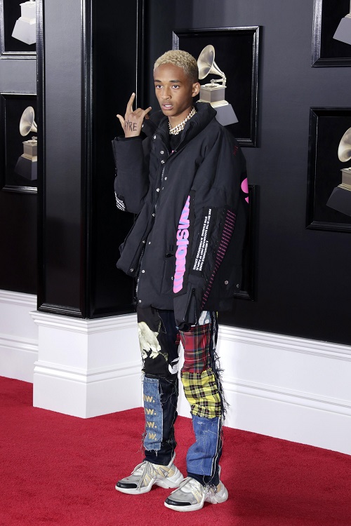 Jaden Smith llegó con unos pantalones con remiendos de muchos colores. (Foto Prensa Libre: EFE)