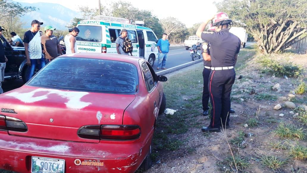 Policías y bomberos en la escena del doble crimen en Teculután, Zacapa. (Foto Prensa Libre: Mario Morales)