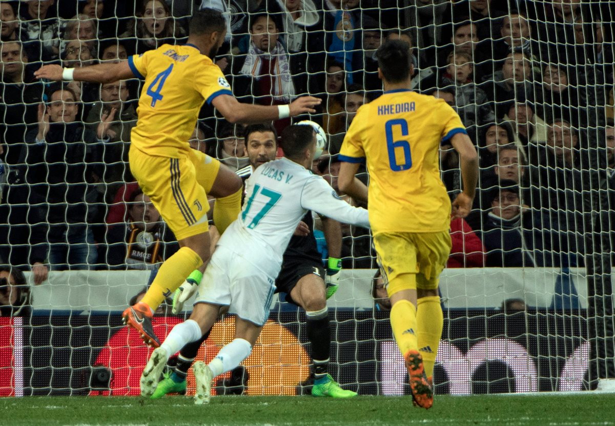 Esta es la acción polémica donde Medhi Benatia le comete penalti a Lucas Vásquez.