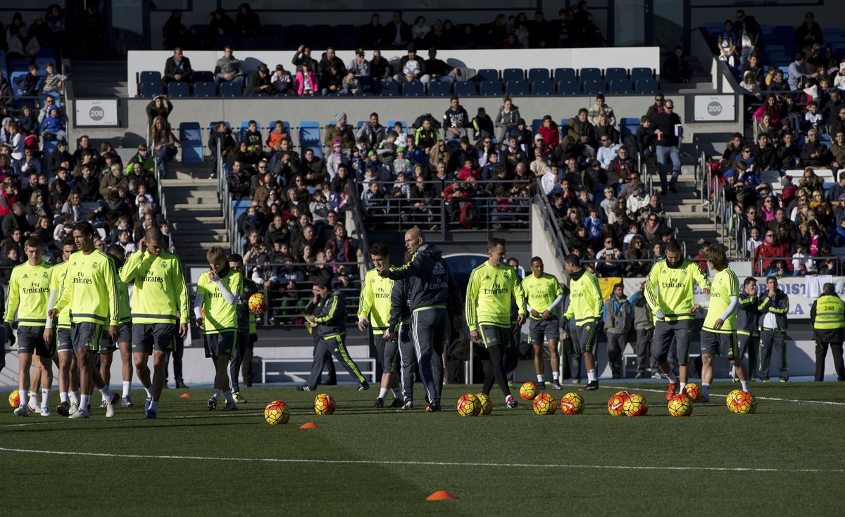 El entrenador francés Zinedine Zidane dirigió su primer entrenamiento con el Real Madrid. (Foto Prensa Libre: AP)