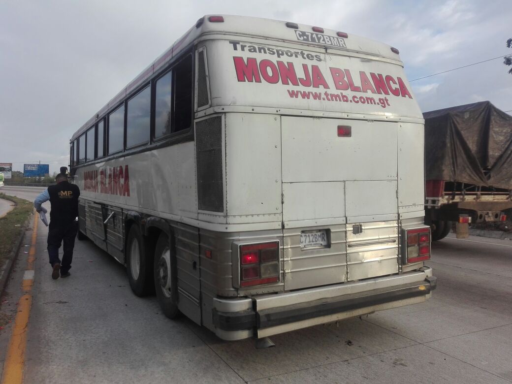 El menor falleció en la unidad de los transportes Monja Blanca, que se dirigía a Cobán, Alta Verapaz. (Foto Prensa Libre: Hugo Oliva)