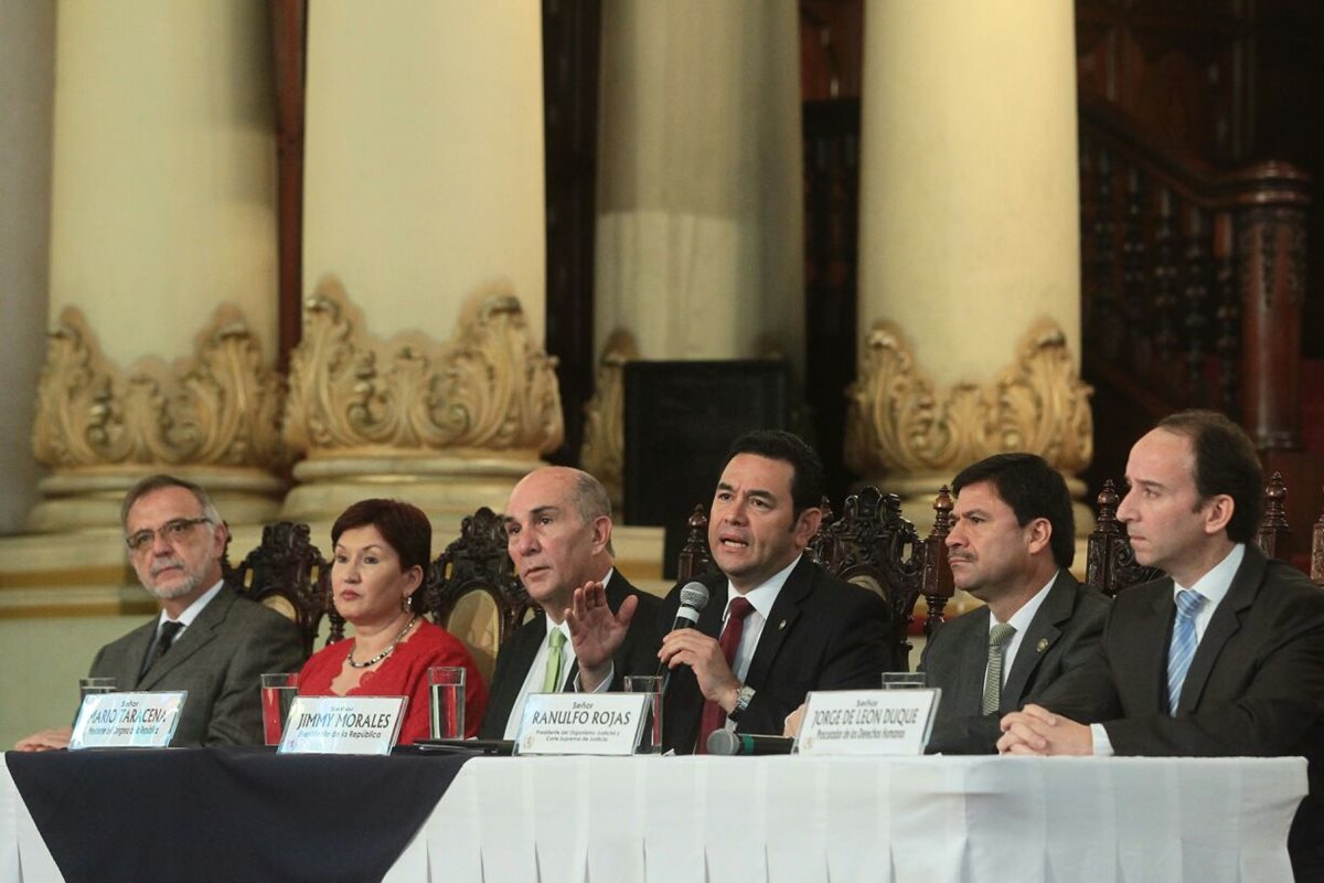 Los presidentes de los tres organismos del Estado y personalidades que darán acompañamiento informan del mecanismo para lograr reformas. (Foto Prensa Libre: Álvaro Interiano)