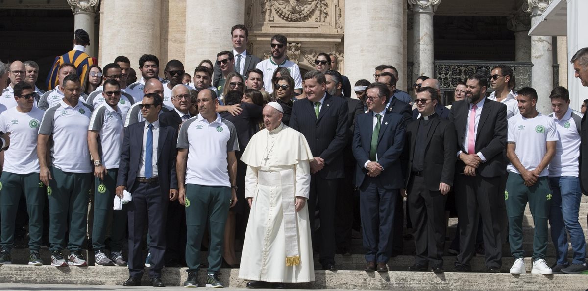 El papa Francisco posa con jugadores y directivos del equipo de futbol brasileño Chapecoense, durante la audiencia general de los miércoles. (Foto Prensa Libre: EFE)