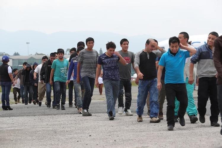Este año han arribado 213 vuelos con casi 25 mil guatemaltecos deportados. (Foto Prensa Libre: Hemeroteca PL)