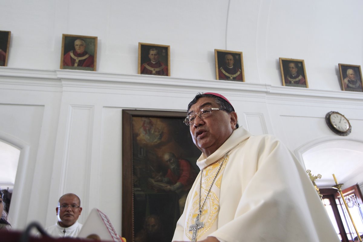 El arzobispo Óscar Vian habla con medios de comunicación después de oficiar la misa de Navidad. (Foto Prensa Libre: Edwin Bercián)