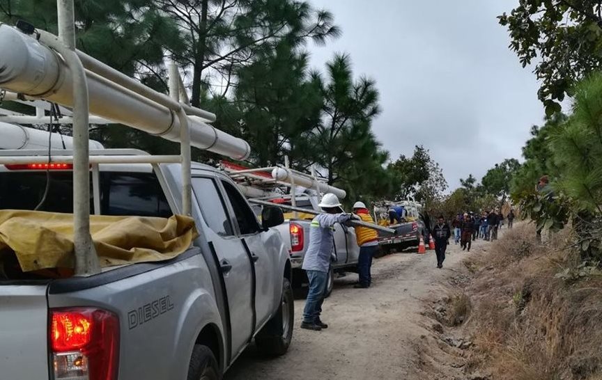 Técnicos de Energuate reconectan energía eléctrica a Patzité, Quiché. (Foto Prensa Libre: Whitmer Barrera)