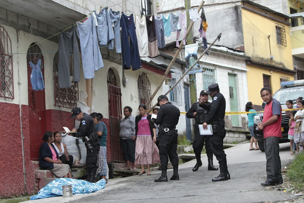 Rubenia Guadalupe Escobar Hernández, de 35 años, murió por heridas de proyectil de arma de fuego en la 31 avenida final y 15 calle de la zona 5 (Foto Prensa Libre: Erick Avila).