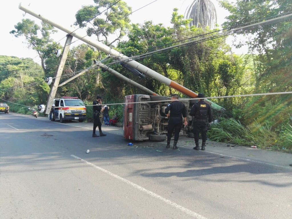 Hombre choca contra poste luego de que se quedó dormido al volante, en el km 96 de la ruta al suroccidente, en Santa Lucía Cotzumalguapa. (Foto Prensa Libre: Enrique Paredes)