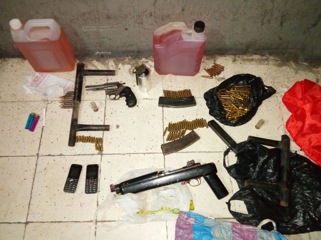 Las armas, municiones y la bomba incautada a los supuestos pandilleros. (Foto Prensa Libre: PNC)