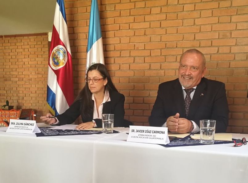 Zulma Sánchez, directora de Intercultura, y el embajador costarricense Javier Díaz brindan detalles de la feria.(Foto Prensa Libre: Yanira Alvizurez)