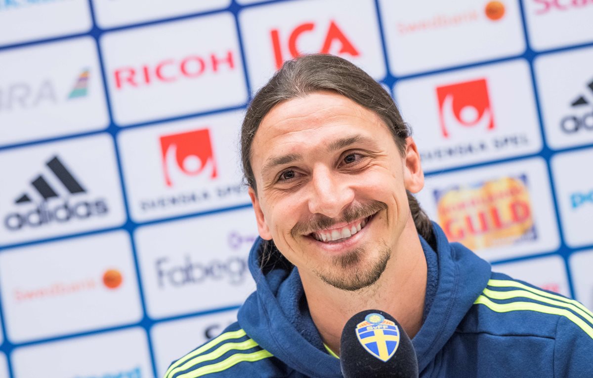 El delantero sueco Zlatan Ibrahimovic durante la conferencia de prensa donde dijo que ya tomó una decisión sobre su futuro. (Foto Prensa Libre: AFP)