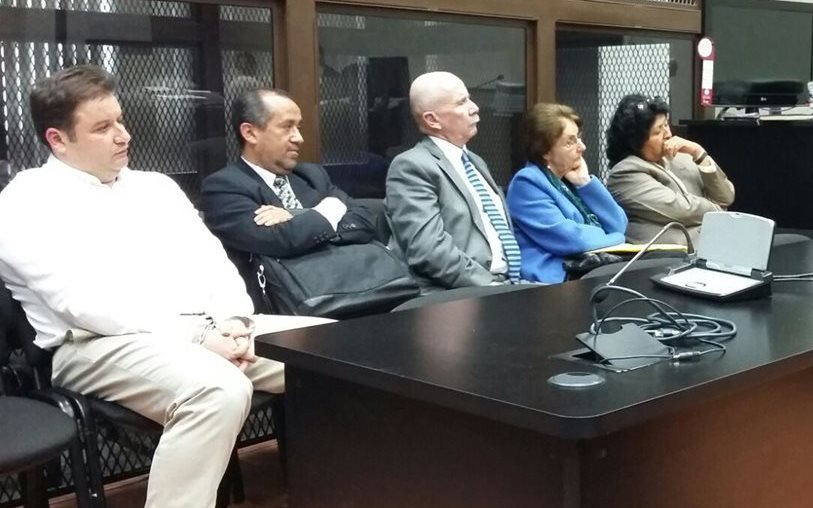 Barreda y De León, en compañía de sus abogados, escuchan la resolución del Juez. (Foto Prensa Libre: Edwin Bercián)