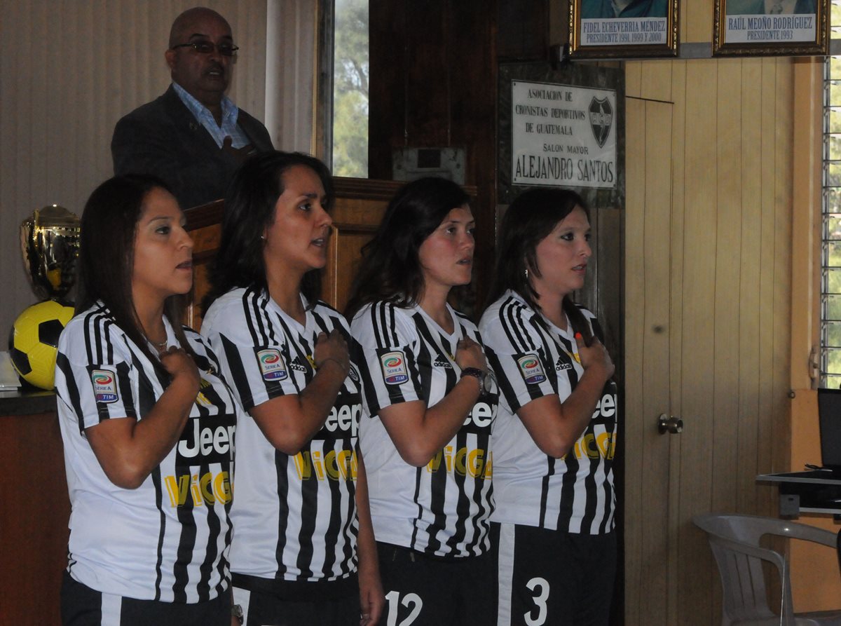 Las exjugadoras volvieron a vestir la camiseta del que fue su equipo. (Foto Prensa Libre: Jeniffer Gómez)