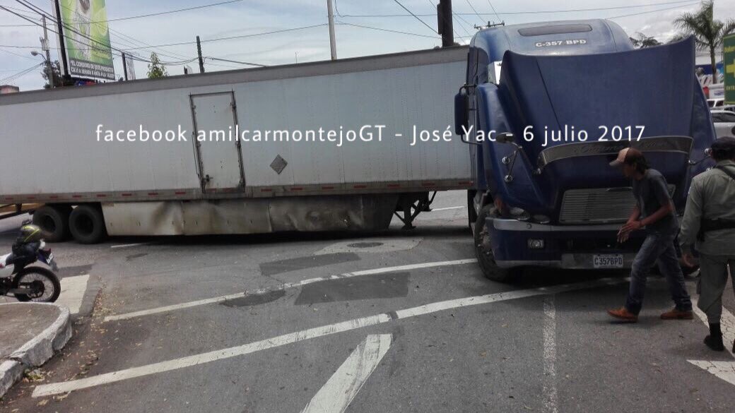 Tráiler descompuesto en zona 10. (Foto Prensa Libre: Amílcar Montejo)