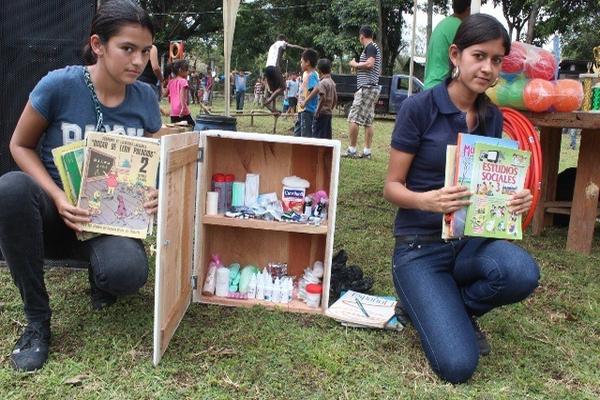 Jóvenes muestran  parte de lo recaudado en actividades recreativas, en Cuilapa, Santa Rosa. (Foto Prensa Libre: Oswaldo Cardona)
